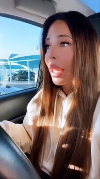 Je marche avec un couteau dans mon sac : Kim Glow, l'ex-candidate de télé-réalité qui était dans Les Marseillais pète un câble après avoir été insultée par deux inconnues.