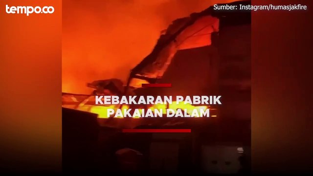 Kebakaran Pabrik Pakaian Dalam di Tegal Alur, 75 Petugas Damkar Turun Tangan
