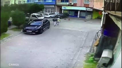 Park halindeki otomobili iterek böyle çaldılar