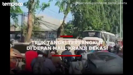 Truk Tersangkut di JPO Mall Kranji Bekasi, Lalin Macet Parah