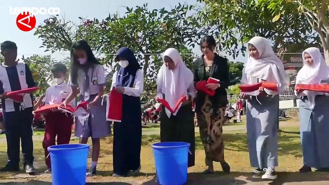 Sambut Kemerdekaan RI, Ribuan Pelajar Mencuci Bendera Merah Putih