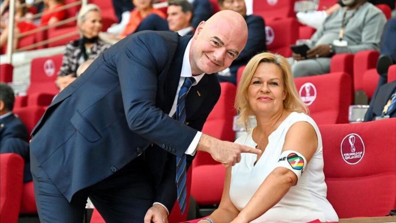 Infantino posiert neben Faeser und verbotener 'One Love'-Armbinde