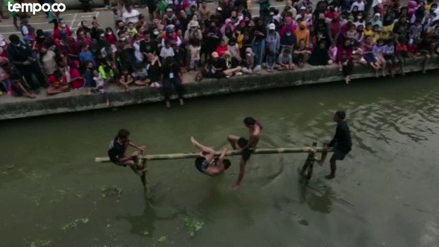 Antusias Warga Ikuti Lomba Agustusan di Aliran Kalimalang