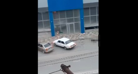 VÍDEO: homem abre fogo contra as pessoas com uma arma debaixo de uma toalha