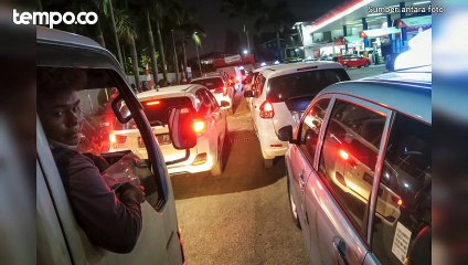 Rencana Kenaikan Harga BBM, Antrean Panjang di SPBU Hingga Malam Hari