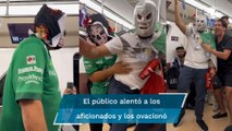 Mexicanos improvisan función de lucha libre en el metro de Qatar