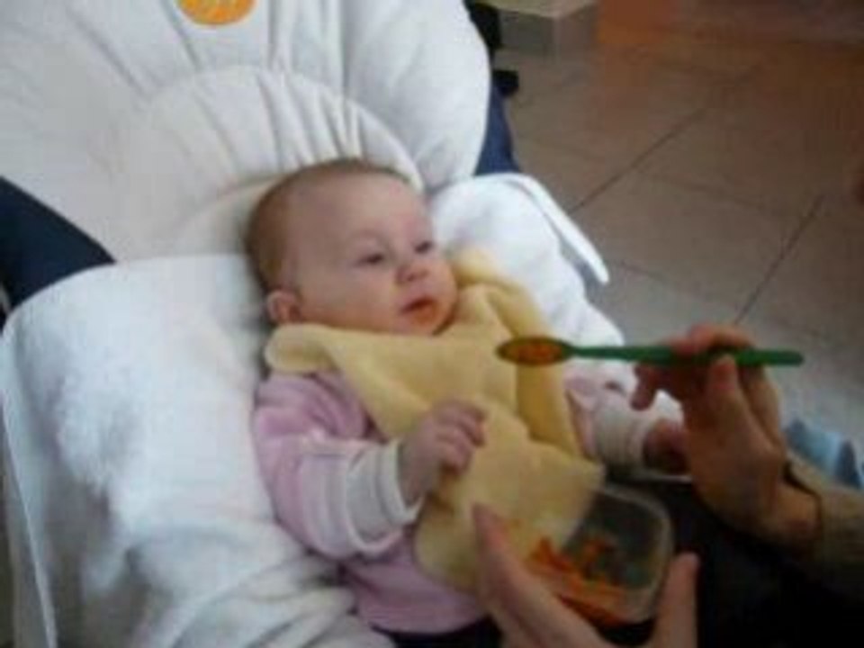 Clemence mange (1ere fois - 16/03/2008)