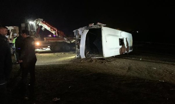 DİYARBAKIR'DA TAZİYE DÖNÜŞÜ POLİSLERİ TAŞIYAN OTOBÜS DEVRİLDİ 11 YARALI