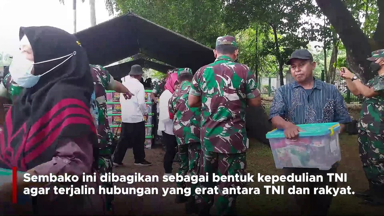 HUT TNI, Bagi-bagi 1.950 Kontainer Berisi Sembako di Bundaran HI