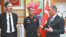 Dünya 3 Bant Bilardo Şampiyonu milli sporcu Tayfun Taşdemir Başkan Ramazan Şimşek'i makamında ziyaret etti