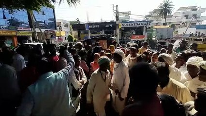 विरोध में उतरे ग्रामीण, पहुंचे कलक्ट्री