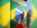 Moradores do D. Pedro II pintam a rua e se reúnem para torcer pela seleção brasileira