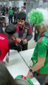 Des supporteurs mexicains essayent de ruser pour rentrer de lalcool dans un stade au Qatar