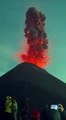 Des randonneurs se retrouvent au pied du volcan Fuego qui entre en éruption