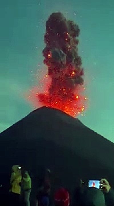 Des randonneurs se retrouvent au pied du volcan Fuego qui entre en éruption