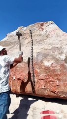 Voilà comment on brise un énorme rocher en 2 à la main