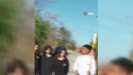 Öğrenciler yaşlı çift öğretmenlerin duvarına yazılan kötü yazıları boyadı