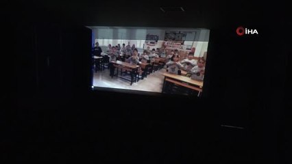 28 yıllık öğretmene öğrencilerinden film izlemek için gittiği sinemada duygulandıran sürpriz