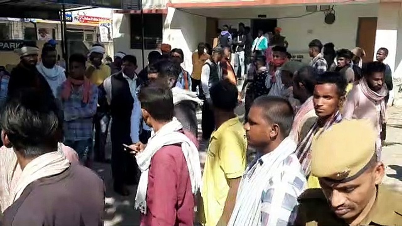युवक की मौत के बाद आ​र्थिक सहायता के लिए अड़े प...