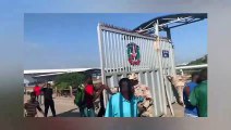 Decenas de haitianos se manifiestan en la frontera lanzando piedras