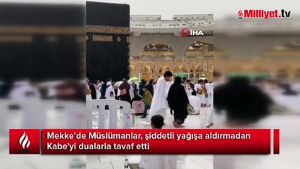 Müslümanlar, şiddetli yağışa aldırmadan Kabe'yi dualarla tavaf etti