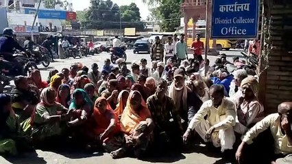 विरोध में उतरे ग्रामीण, पहुंचे कलक्ट्री