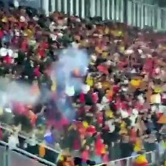 Güvenlik güçleri Göztepe tribünlerine fişek atan kişiyi tespit etmek için yoğun bir çalışma gerçekleştiriyor