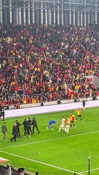 Taraftar sahaya girip bayrak direğiyle futbolculara saldırdı, İzmir derbisi yarıda kaldı