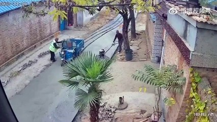 Un idiot roule sur du béton frais et détruit une route entière