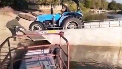 Pas simple de sortir un tracteur d'une barge... franchement, presque...