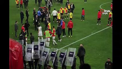 İzmir derbisinde kan aktı! Kaleciye korner direği ile vurdular, maç yarım kaldı