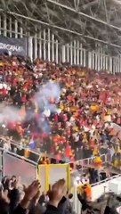 Göztepe tribününe fişek atıldığı anlar kamerada