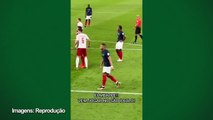 Torcedor fazendo proposta pelo Mbappé