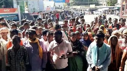 विरोध में उतरे ग्रामीण, पहुंचे कलक्ट्री