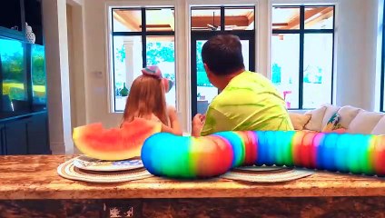 ستايسي والأب يلعبان لعبة كمبيوتر عن الديدان.