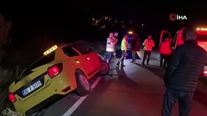 Ticari taksi bankette asılı kaldı, 3 kişilik aile itfaiye tarafından kurtarıldı