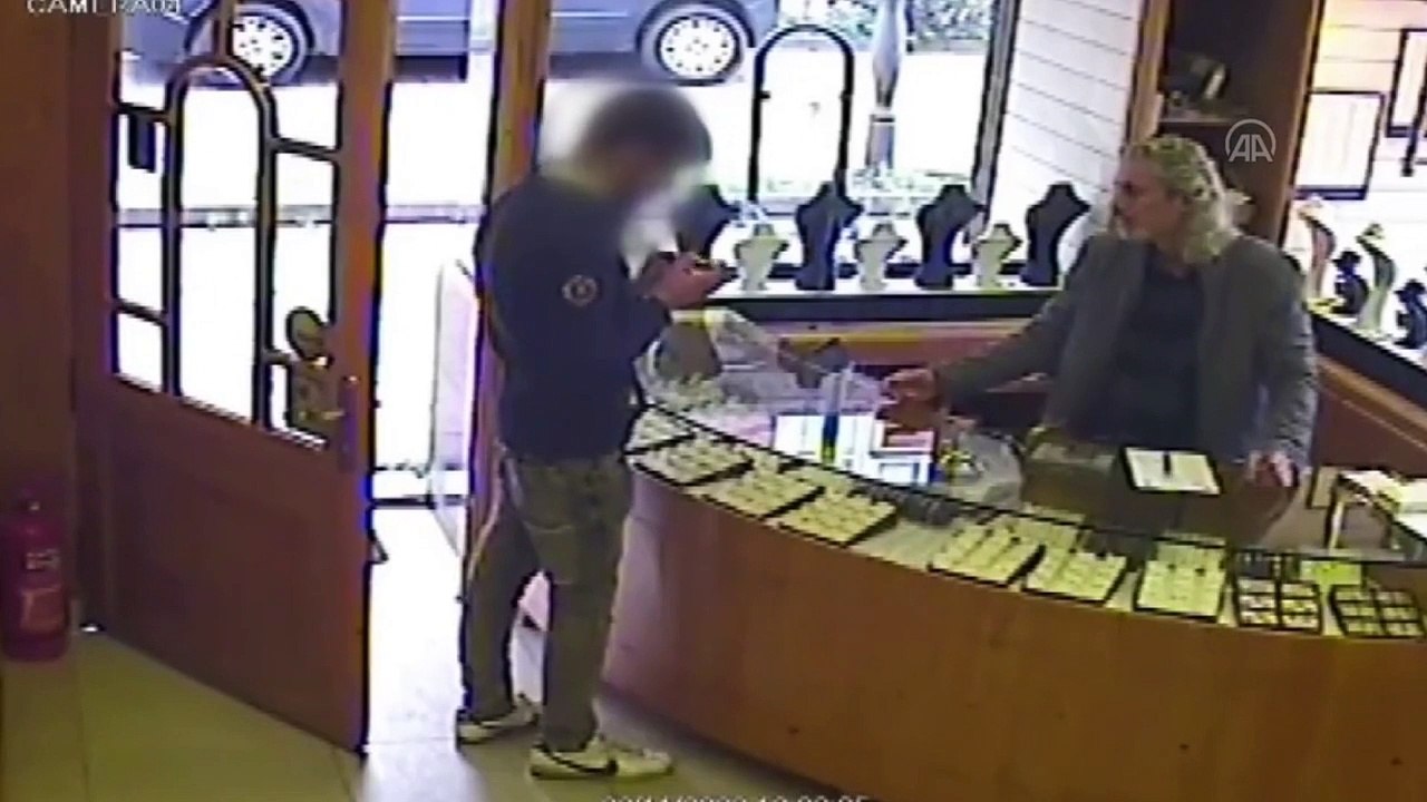 'Kusura bakma abi' diye not bırakıp bileziği çaldı