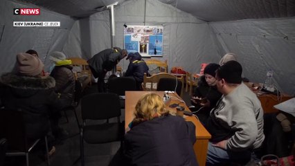 Des habitants de Kiev toujours plongés dans le noir