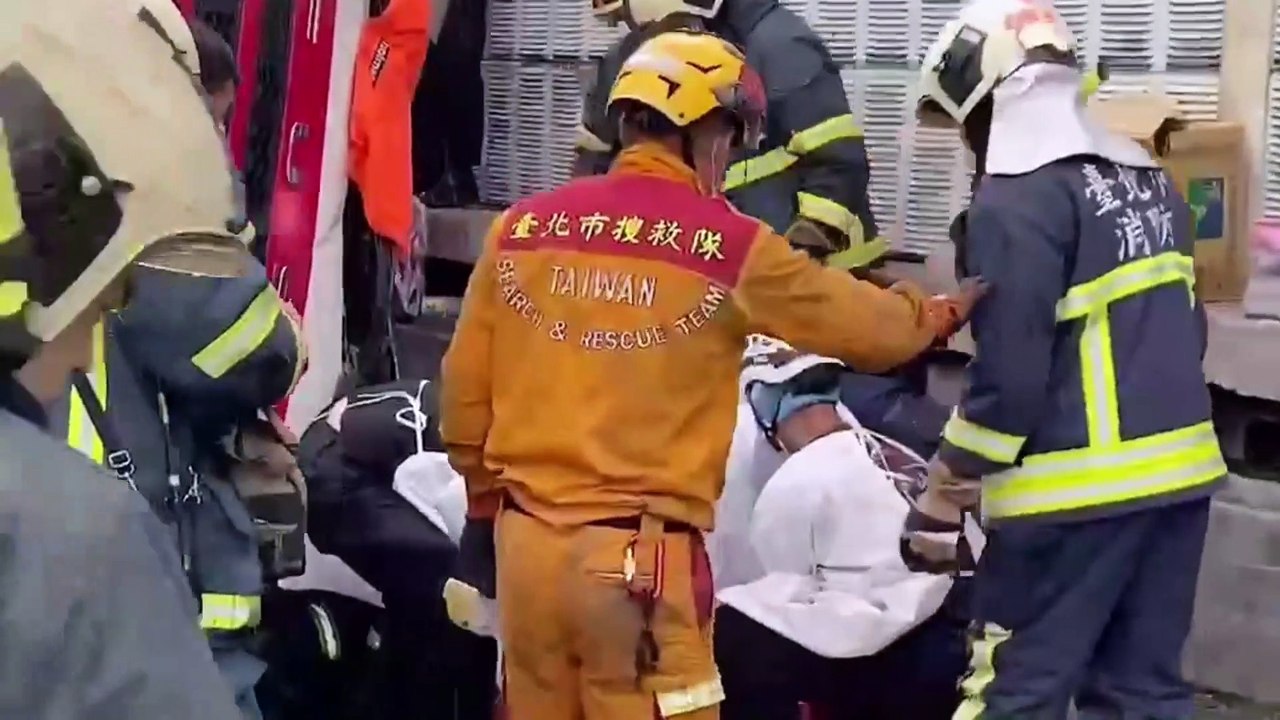 水快水泥車翻覆 駕駛受困搶救中
