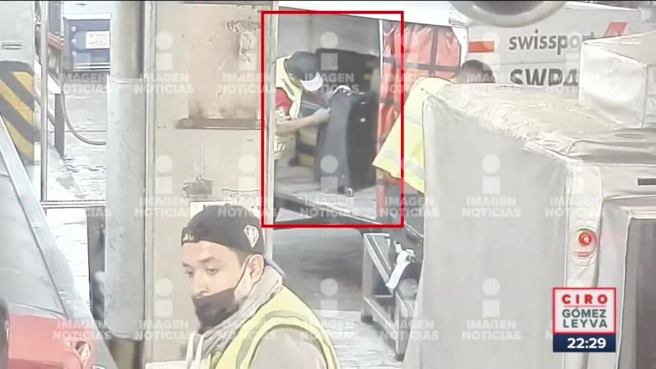 Así trabajan empleados de empresas privadas del AICM para robar a pasajeros