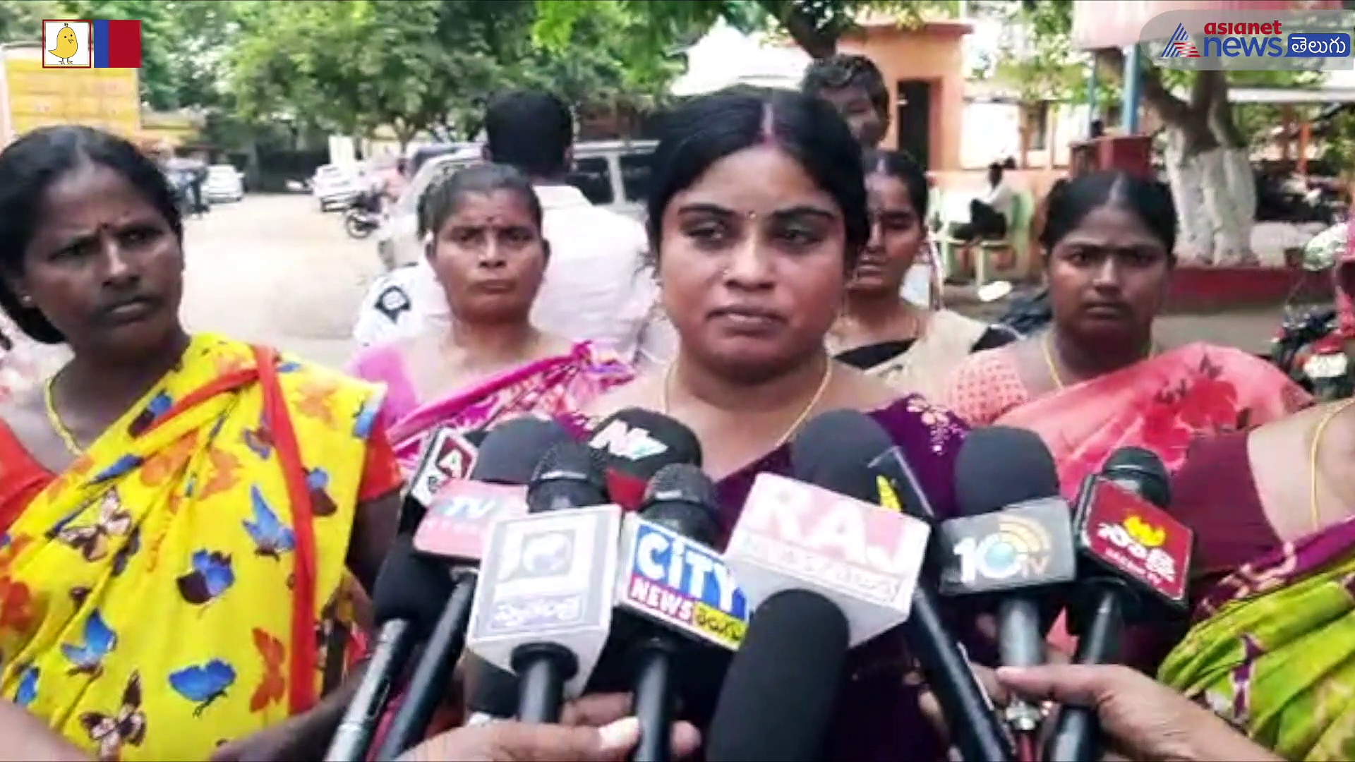 మంగళగిరి పోలీస్ స్టేషన్ ముందు మహిళల ఆందోళన ... సీఐపై తీవ్ర ఆరోపణలు