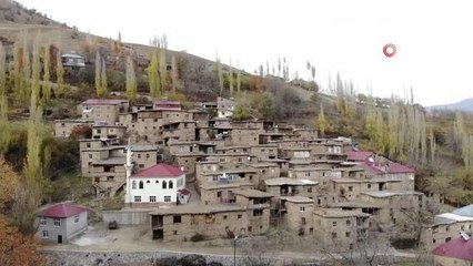 Zamana karşı direnen taş evlerin sonbahar güzelliği mest etti