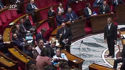 Face aux invectives à l'Assemblée Nationale, le Ministre de la Santé François Braun baisse les bras et quitte le micro sans avoir pu terminer sa réponse