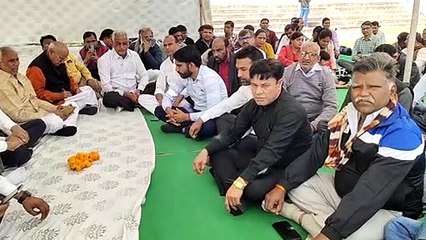स्कूल में क्लास छोड़  कर आखिर क्यों धरना देने पर मजबूर हुए गुरुजी