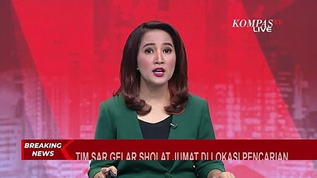 Relawan Tim SAR dan Korban Gempa Cianjur Melaksanakan Sholat Jumat di Sekitar Posko Pencarian Korban