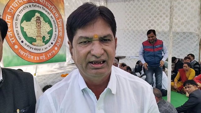 शहीद स्मारक पर जुटे शिक्षक, समस्याओं को दूर करने की मांग