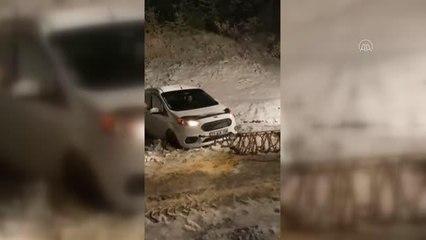 Kar nedeniyle mahsur kalan vatandaşları ekipler kurtardı