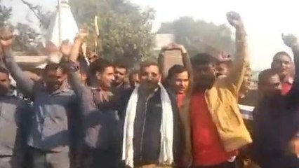 बुलंदशहर: रोड़वेज कर्मियों का फूटा गुस्सा, बोले साहब ये अधिकारी 'घूस' मांगता हैं