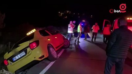 Ticari taksi bankette asılı kaldı, 3 kişilik aile itfaiye tarafından kurtarıldı