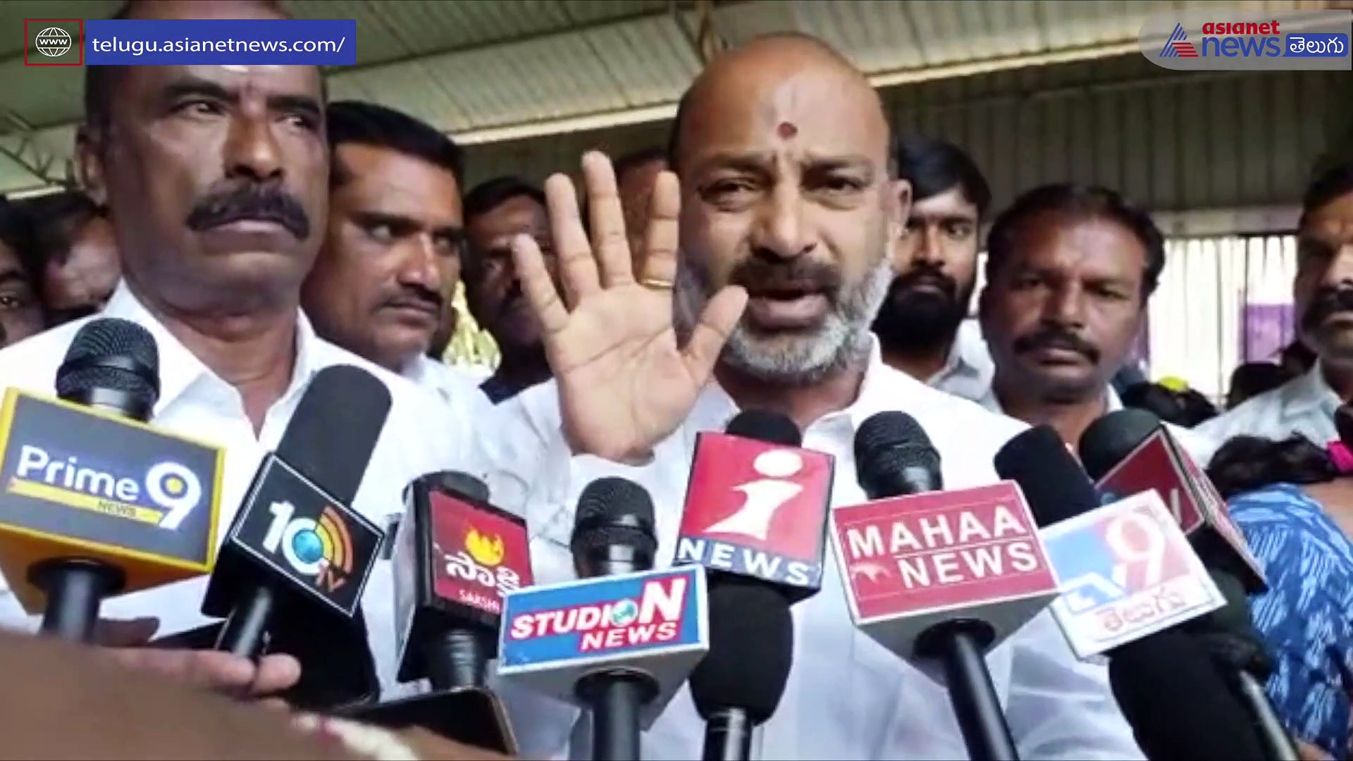 కేసీఆర్ పై మర్డర్ కేసు ... ఫారెస్ట్ ఆఫీసర్ హత్యపై బండి సంజయ్ సంచలనం